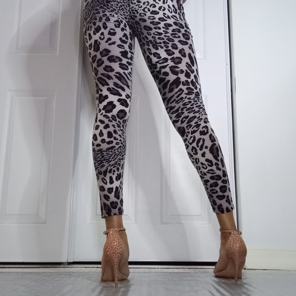 Women's banana republic tan/nude cheetah print strappy heels - Picture 2 of 15